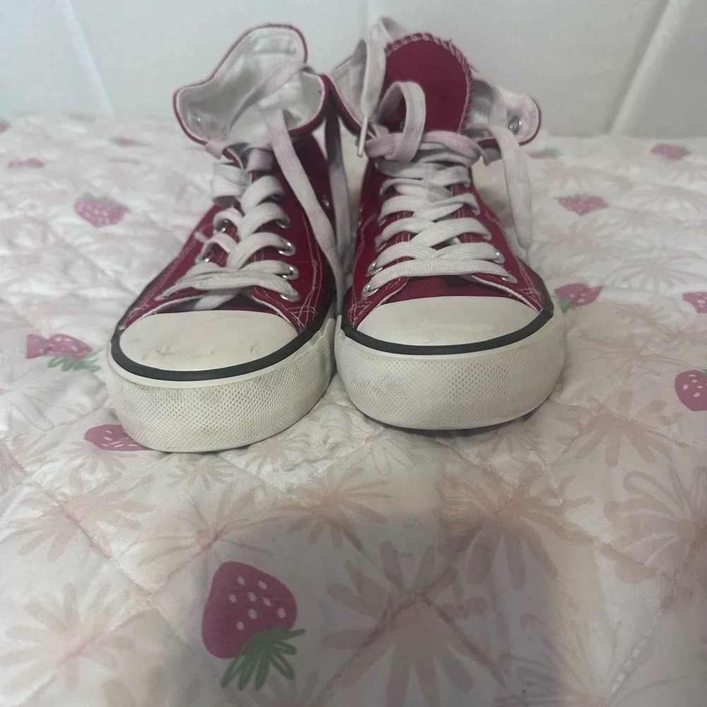 Pete the Cat- Red High-Top Sneakers - Picture 6 of 6